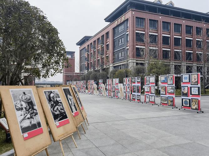 职业中学美术设计部举行"致青春&middot;新礼仪"新年画展